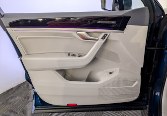 Подержанный автомобиль Volkswagen Touareg 2022 года (19 фото)