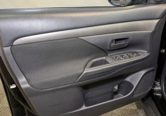 Подержанный автомобиль Mitsubishi Outlander 2016 года (19 фото)