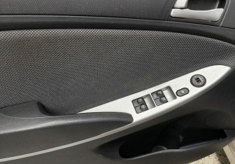 Подержанный автомобиль Hyundai Solaris Sedan 2012 года (12 фото)