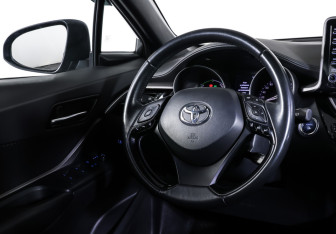 Подержанный автомобиль Toyota C-HR 2020 года (13 фото)