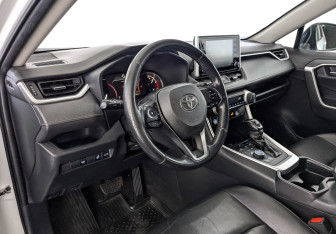 Подержанный автомобиль Toyota RAV4 2020 года (15 фото)