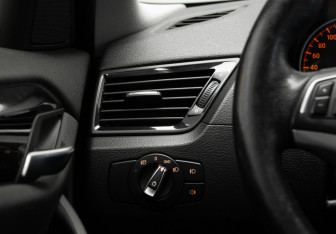 Подержанный автомобиль BMW X1 2012 года (14 фото)