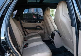 Подержанный автомобиль Porsche Cayenne 2021 года (13 фото)