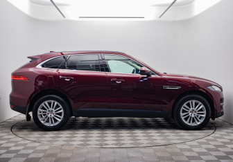 Подержанный автомобиль Jaguar F-Pace 2017 года (6 фото)