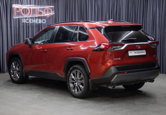 Подержанный автомобиль Toyota RAV4 2021 года (7 фото)