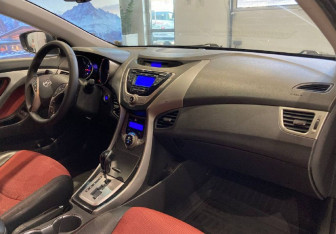 Подержанный автомобиль Hyundai Elantra Sedan 2012 года (10 фото)