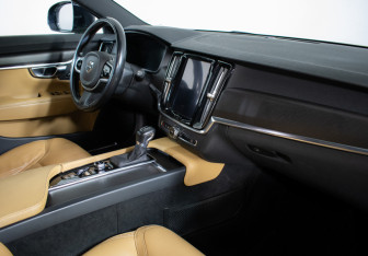 Подержанный автомобиль Volvo V90 Cross Country 2017 года (9 фото)