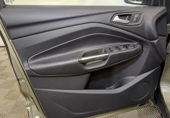 Подержанный автомобиль Ford Kuga 2013 года (19 фото)
