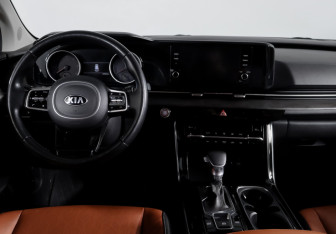 Подержанный автомобиль Kia Carnival 2021 года (12 фото)