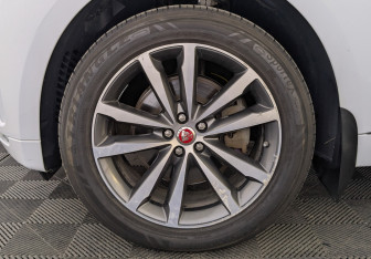 Подержанный автомобиль Jaguar F-Pace 2017 года (12 фото)