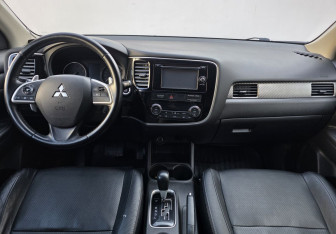Подержанный автомобиль Mitsubishi Outlander 2013 года (11 фото)