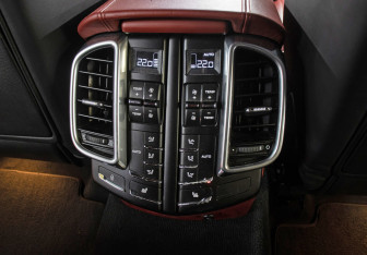 Подержанный автомобиль Porsche Cayenne 2014 года (22 фото)