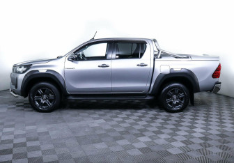 Подержанный автомобиль Toyota Hilux 2020 года (3 фото)