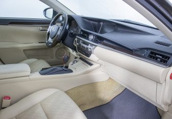 Подержанный автомобиль Lexus ES 2012 года (9 фото)