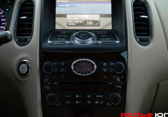 Подержанный автомобиль Infiniti QX50 2015 года (15 фото)