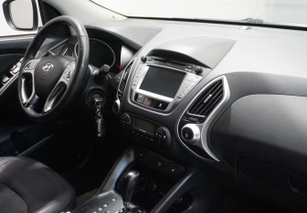Подержанный автомобиль Hyundai ix35 2012 года (10 фото)