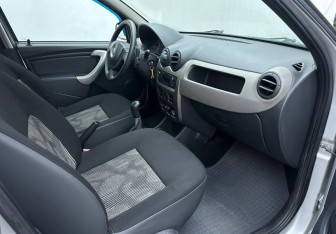 Подержанный автомобиль Renault Sandero 2012 года (13 фото)