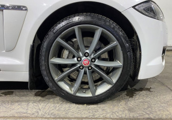 Подержанный автомобиль Jaguar XF Sedan 2014 года (21 фото)