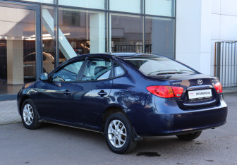 Подержанный автомобиль Hyundai Elantra Sedan 2007 года (10 фото)