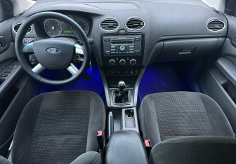 Подержанный автомобиль Ford Focus Hatchback 2006 года (10 фото)