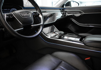 Подержанный автомобиль Audi A8 2022 года (33 фото)