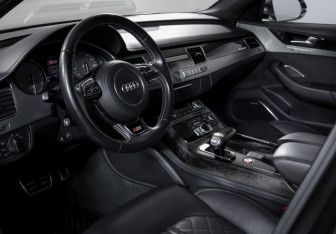 Подержанный автомобиль Audi S8 2013 года (14 фото)