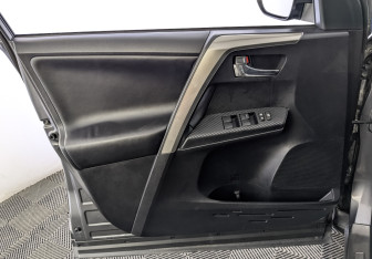 Подержанный автомобиль Toyota RAV4 2013 года (19 фото)