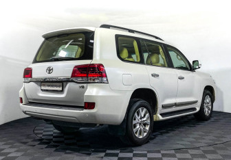 Подержанный автомобиль Toyota Land Cruiser Suv 2016 года (5 фото)