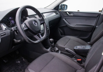 Подержанный автомобиль Skoda Rapid Liftback 2014 года (9 фото)