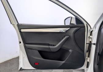 Подержанный автомобиль Skoda Octavia Liftback 2020 года (19 фото)