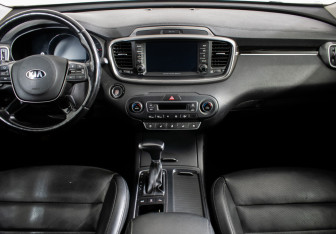 Подержанный автомобиль Kia Sorento 2017 года (12 фото)