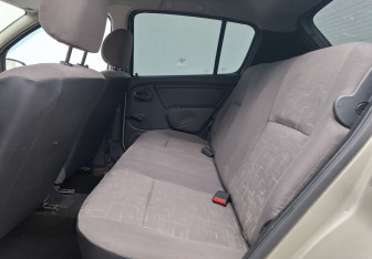 Подержанный автомобиль Renault Sandero 2011 года (11 фото)