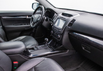 Подержанный автомобиль Kia Sorento 2015 года (10 фото)