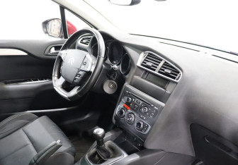 Подержанный автомобиль Citroen C4 Hatchback 2011 года (10 фото)