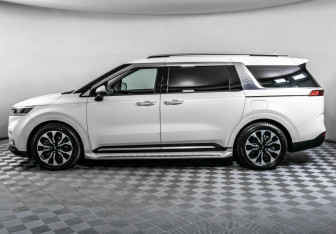 Подержанный автомобиль Kia Carnival 2020 года (8 фото)