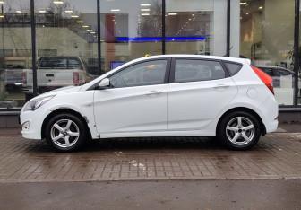 Подержанный автомобиль Hyundai Solaris Hatchback 2015 года (5 фото)