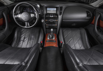 Подержанный автомобиль Infiniti QX70 2015 года (14 фото)