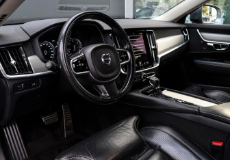 Подержанный автомобиль Volvo V90 Cross Country 2017 года (13 фото)