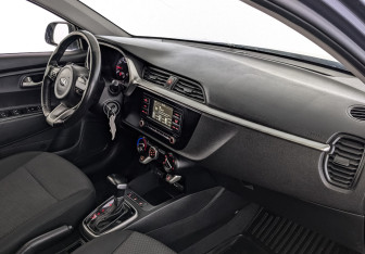 Подержанный автомобиль Kia Rio Hatchback 2021 года (12 фото)