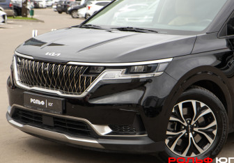 Подержанный автомобиль Kia Carnival 2022 года (20 фото)