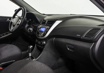 Подержанный автомобиль Hyundai Solaris Sedan 2012 года (12 фото)