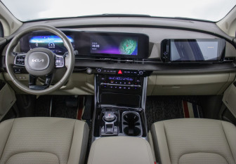 Подержанный автомобиль Kia Carnival 2021 года (12 фото)