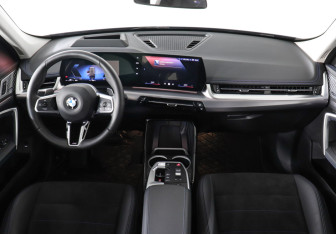 Подержанный автомобиль BMW X1 2025 года (11 фото)