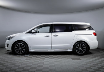 Подержанный автомобиль Kia Carnival 2016 года (8 фото)