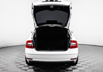 Подержанный автомобиль Skoda Octavia Liftback 2017 года (17 фото)