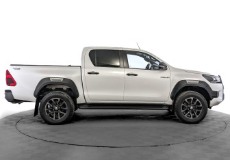 Подержанный автомобиль Toyota Hilux 2021 года (4 фото)