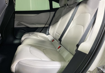 Подержанный автомобиль Xiaomi SU7 2024 года (10 фото)