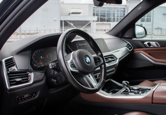 Подержанный автомобиль BMW X5 2020 года (10 фото)