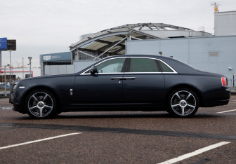 Подержанный автомобиль Rolls-Royce Ghost 2010 года (13 фото)