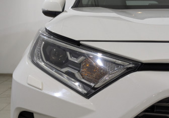 Подержанный автомобиль Toyota RAV4 2021 года (11 фото)